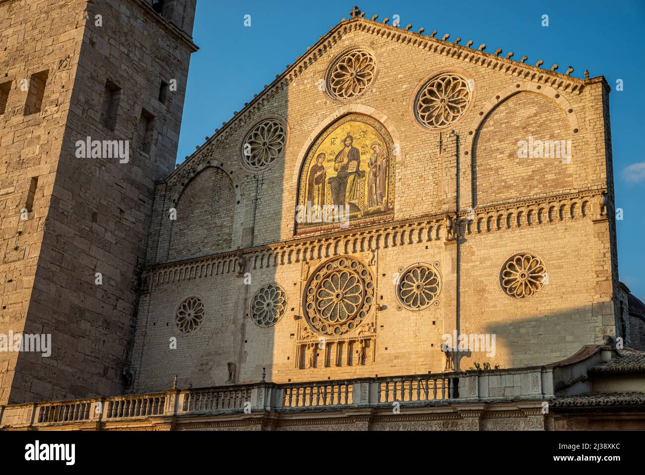 Cattedrale di Santa Maria Assunta (cathédrale de l'Assomption de la Sainte Vierge Marie) à Spoleto, Ombrie, Italie Banque D'Images