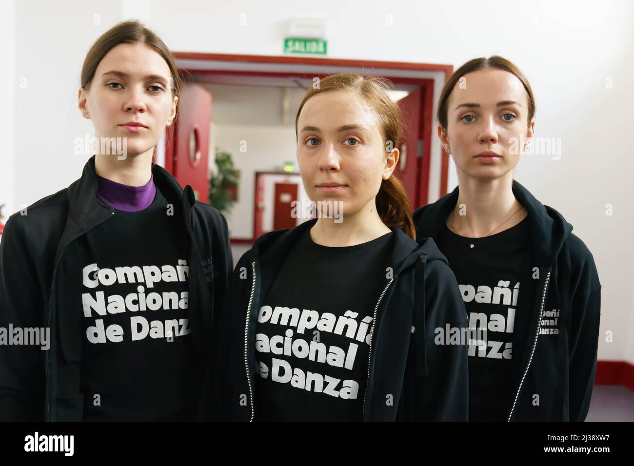 Madrid, Espagne. 06th avril 2022. Les ballerines ukrainiennes Yelyzaveta Semenenko (L), Anastasiia Kovalevska (C) et Kateryna Chupina posent pour une photo à la Compagnie nationale de danse à Madrid. Cinq danseurs ukrainiens du Ballet national de l'Opéra d'Ukraine, basé à Kiev, ont rejoint le programme Emerging Talent de la Compagnie nationale de danse espagnole afin de poursuivre leur formation à un niveau professionnel après que la guerre ait interrompu leur carrière. (Photo par Atilano Garcia/SOPA Images/Sipa USA) crédit: SIPA USA/Alay Live News Banque D'Images