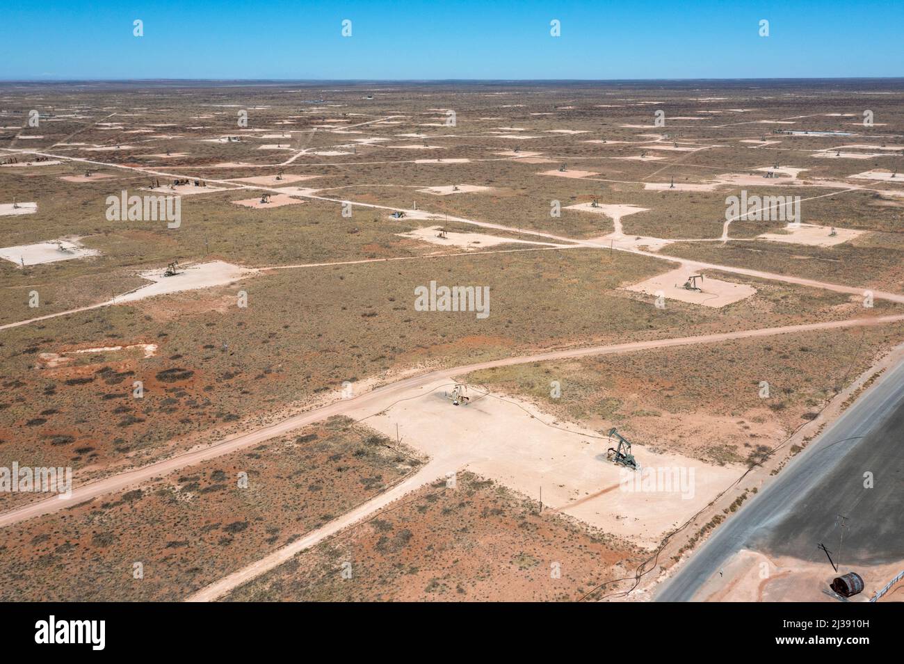 Loco Hills, Nouveau-Mexique - les puits de pétrole couvrent le paysage du bassin Permien. Le bassin Permian est une importante zone de production de pétrole et de gaz dans l'ouest du Texas et Banque D'Images
