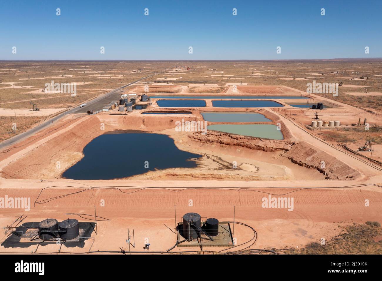 Loco Hills, Nouveau-Mexique - les étangs d'évaporation contiennent l'eau produite dans les puits de pétrole du bassin Permien. L'eau produite est un sous-produit du pétrole ou du gaz pr Banque D'Images