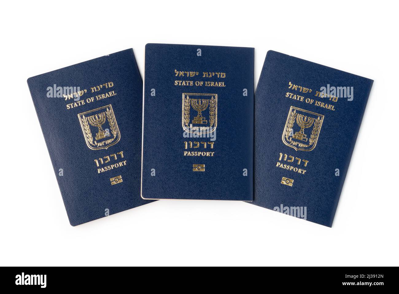 Passeports israéliens Darkons isolés sur fond blanc. Banque D'Images