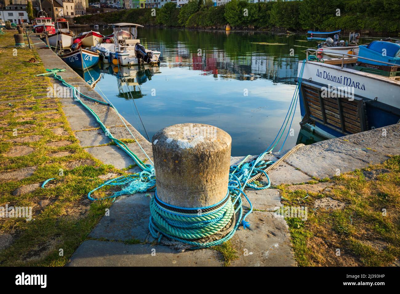 Amarrage de bollard et de bateaux au port de Roundstone, Connemara, comté de Galway, Irlande. Banque D'Images