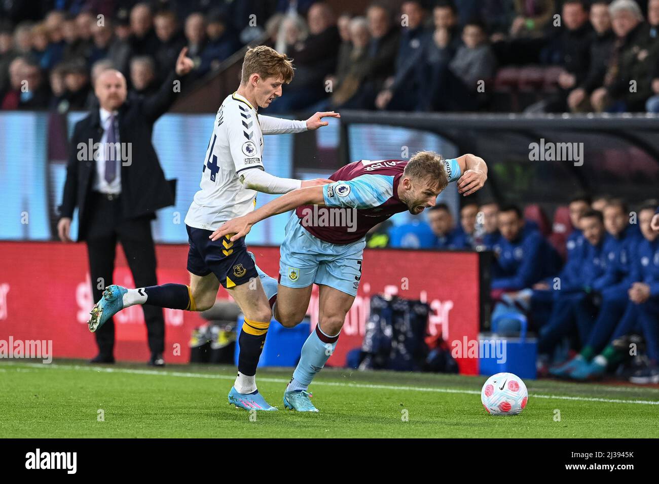 Anthony Gordon #24 d'Everton et Charlie Taylor #3 de Burnley se battent pour le ballon Banque D'Images