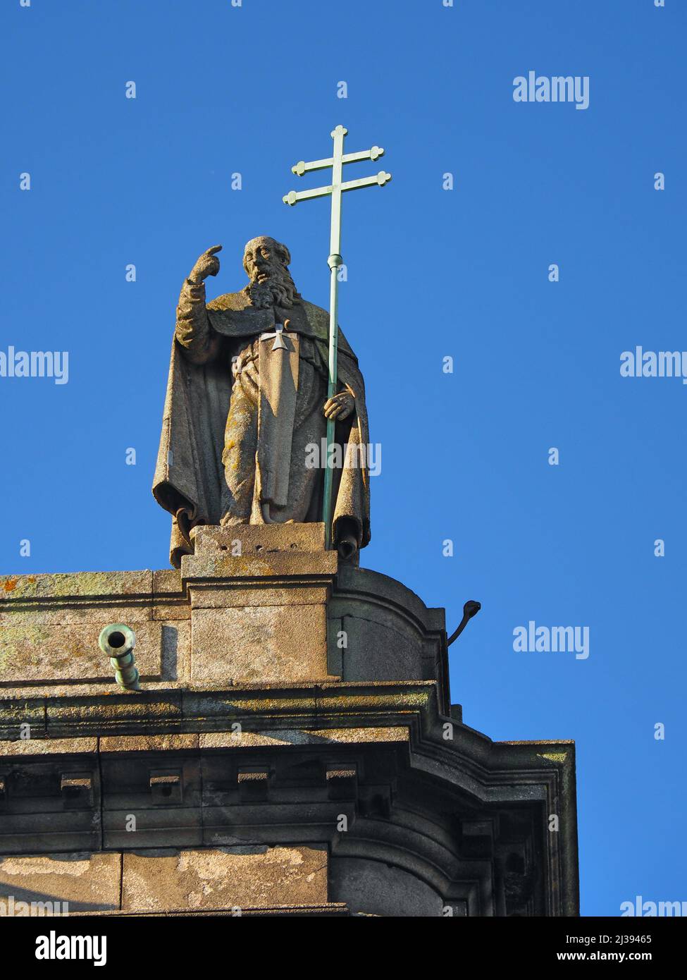 Une photo verticale d'un monument à Vladimir le Grand en arrière-plan du ciel. Banque D'Images