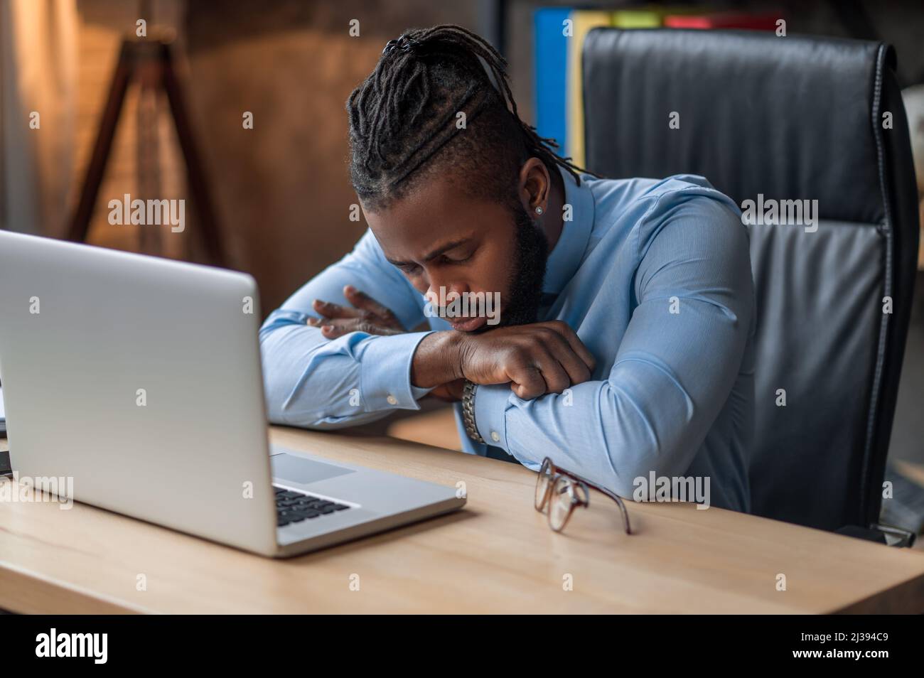 Employé de l'entreprise fatigué dormant sur le lieu de travail Banque D'Images