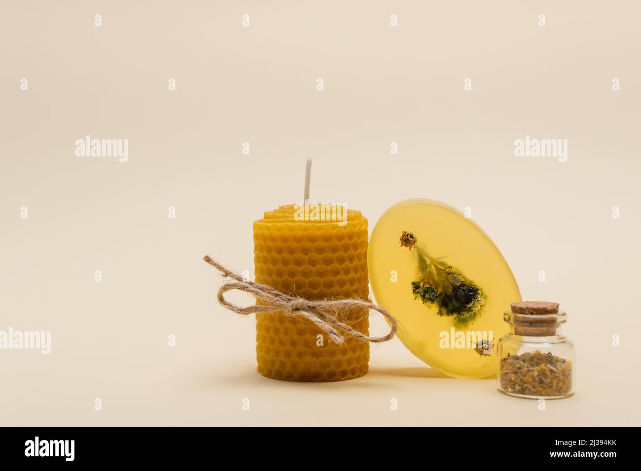 Bougie maison avec ficelle près de la barre de savon et pot avec herbes sur  fond beige Photo Stock - Alamy