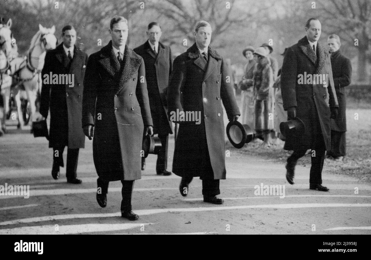Dead King's Body quitte Sandringham pour Londres. De gauche à droite : le duc de Kent, le duc de York, le comte de Harewood, le roi Edward VIII, et le duc de Gloucester dans le cortège funéraire de Sandringham. Suivi par le roi Edward et ses frères, le cercueil du défunt roi George V a été porté sur une voiture de canon de la petite église de Sandringham à la gare de Wolferton aujourd'hui 23 janvier. La famille royale et les fonctionnaires du tribunal voyageant dans le même train. 16 février 1936. (Photo de la presse associée). Banque D'Images