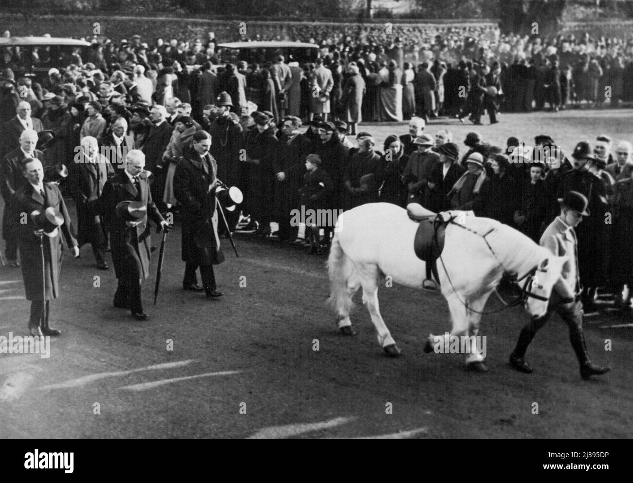 Le passage du roi George V : voyage de Sandringham à Londres. Le poney préféré du roi est vu marcher derrière le cercueil à Sandringham. 9 mars 1936. Banque D'Images