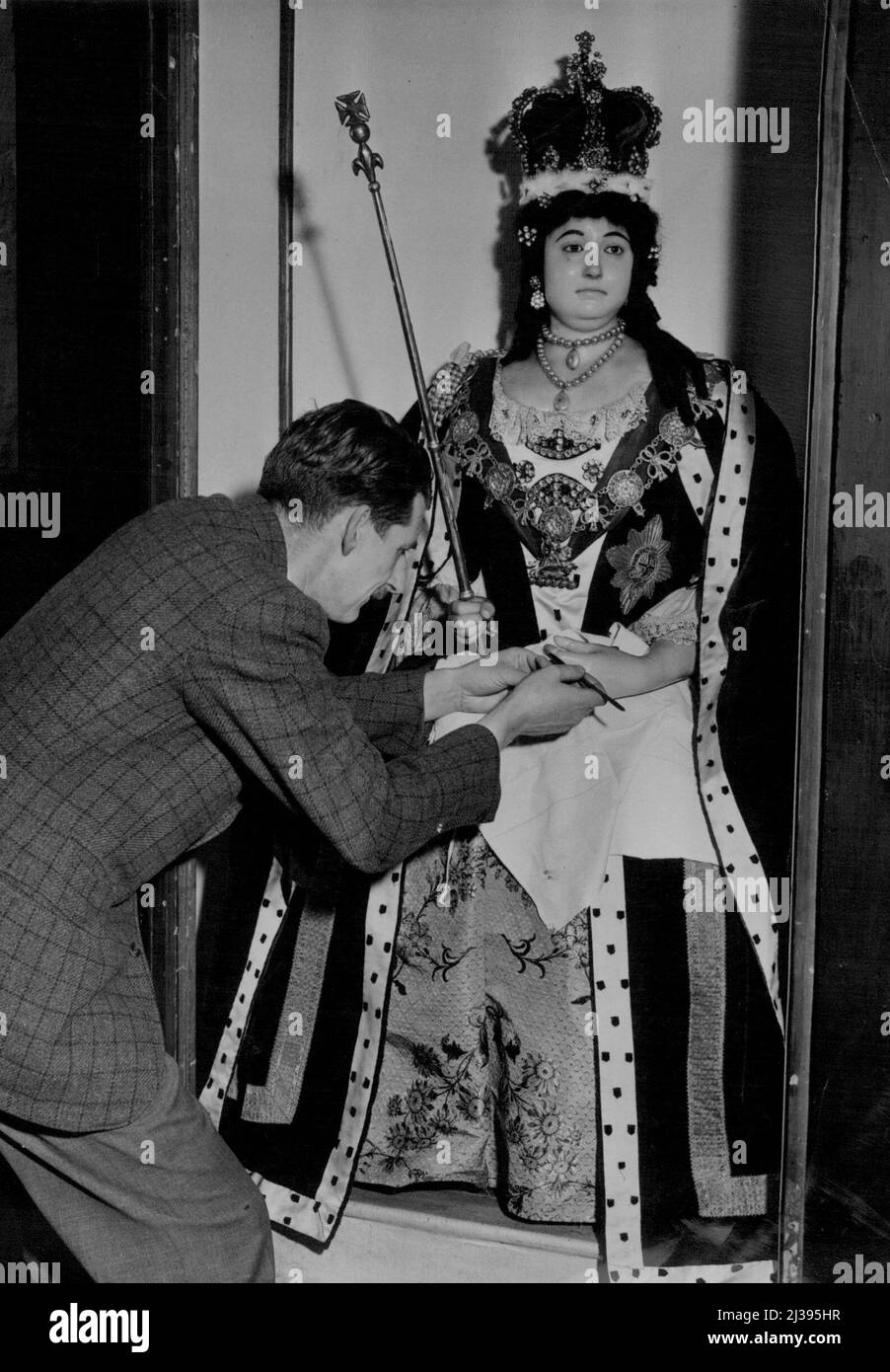 Effigies de cire Retour à l'abbaye de Westminster -- M. S. Wishart de Madame Tussauds célèbre musée de cire, habille l'effigie de la reine Anne pour l'ouverture de lundi aujourd'hui. Les effigies de cire, y compris celles de Charles II, de la reine Elizabeth, de la reine Anne et de Nelson, ont été restaurées à l'abbaye du ministre de l'Ouest de leur lieu secret de guerre souterrain. 11 mai 1951. (Photo de Fox photos). Banque D'Images