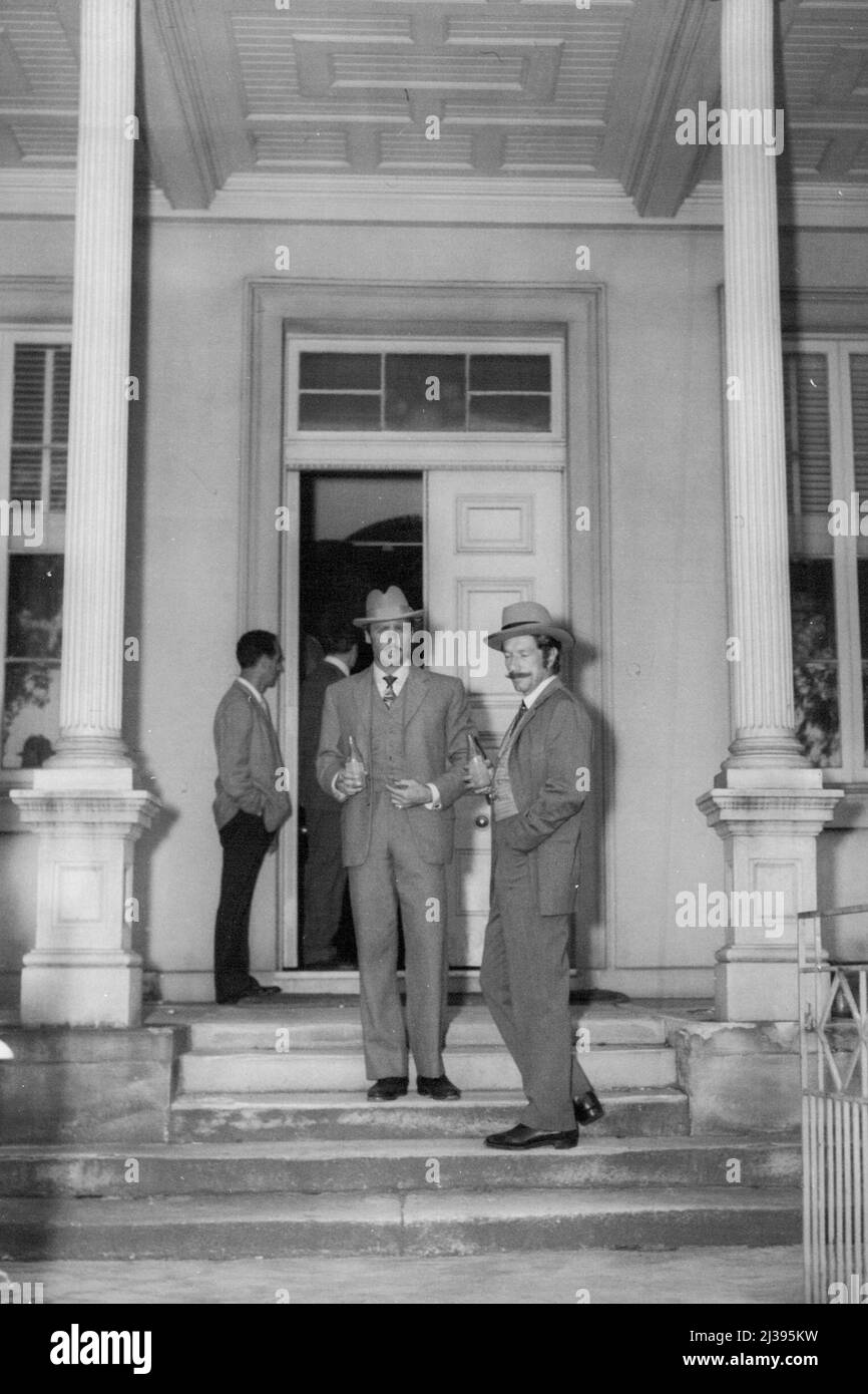 Peter Lawford qui participe à « Connor » et Richard Boone « Gamble » dans la photo de Fox « Kangaroo », prenant un verre sur « SET », Elizabeth Bay House, Elizabeth Bay. 13 novembre 1950. (Photo de Thompson/Fairfax Media). Banque D'Images