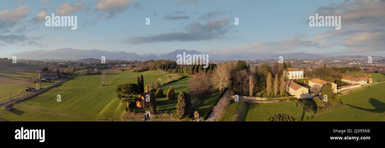 Tir de drone aérien. Église rouge de Pomelasca au coucher du soleil - vue sur la campagne Lombardie, Inverigo, province de Côme, Italie Banque D'Images