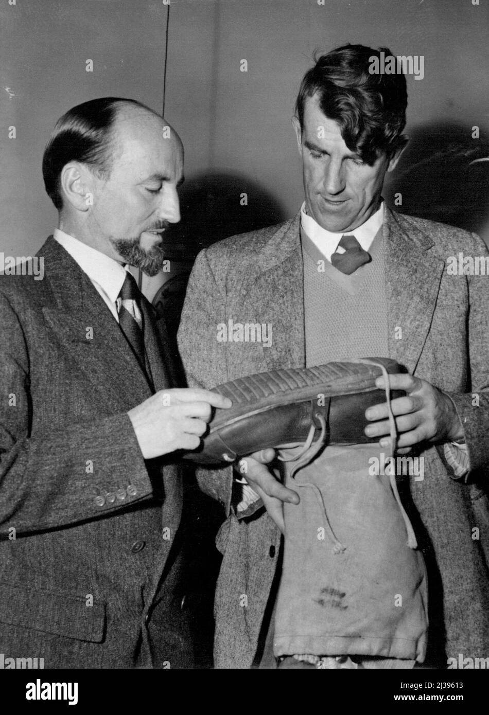 Hillary conservera son Annexe -- si le conquérant Everest, Sir Edmund Hillary, va en Antarctique l'année prochaine (il est favori pour diriger l'expédition NZ) il prendra son Annexe avec lui. ***** Conquérant, Sir Edmund Hillary (à droite), présenté aujourd'hui à Melbourne une botte garnie de fleurs - un must pour la division antarctique. « Je n'ai pas le mien », a-t-il déclaré avec insistance lors d'une conférence de presse cet après-midi, lorsqu'il a déclaré aux membres des partis australiens que les leurs avaient fréquemment été retirés avant leur départ. 7 juin 1955. Banque D'Images