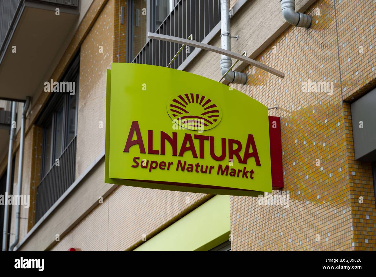 Logo du supermarché Alnaturaa à côté d'un bâtiment. Une épicerie biologique avec des produits naturels fait de la publicité avec une planche à l'extérieur. Banque D'Images