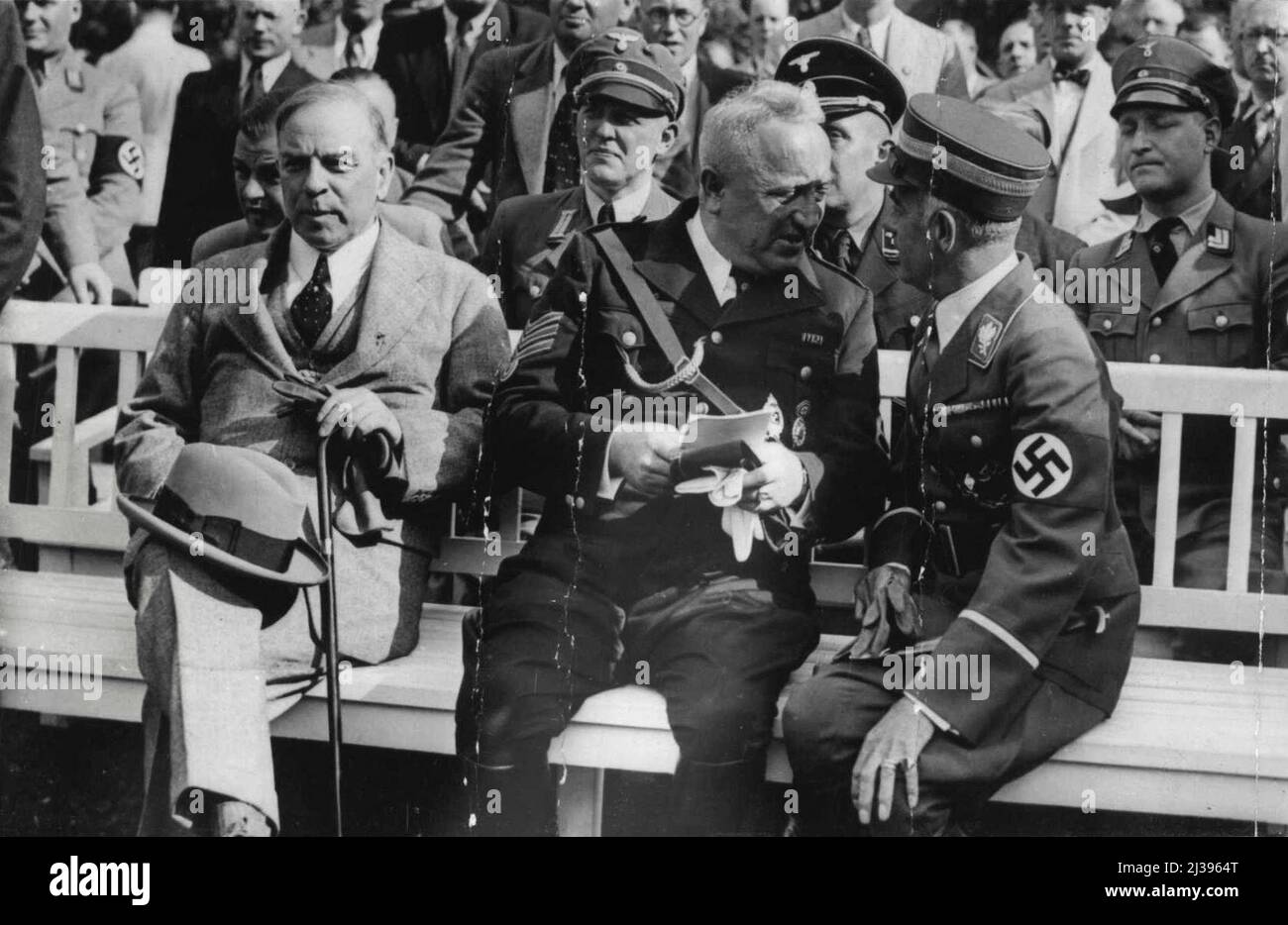 Premier ministre canadien à la réunion nazie -- M. Mackenzie King (à gauche) avec M. Ley (au centre) et Herr Hans Von Tschammer-Osten, chef allemand des sports, à la réunion du front allemand du travail à la ***** Stade, à Berlin. Le Dr Ley, à cette occasion, a annoncé que la participation à des sports actifs serait à l'avenir cumulative pour chaque grande entreprise allemande. M. Mackenzie King, premier ministre canadien, a rendu visite à plusieurs jours à Herr Hitler et à des membres éminents du Cabinet nazi. 01 juillet 1937. (Photo de Keystone). Banque D'Images