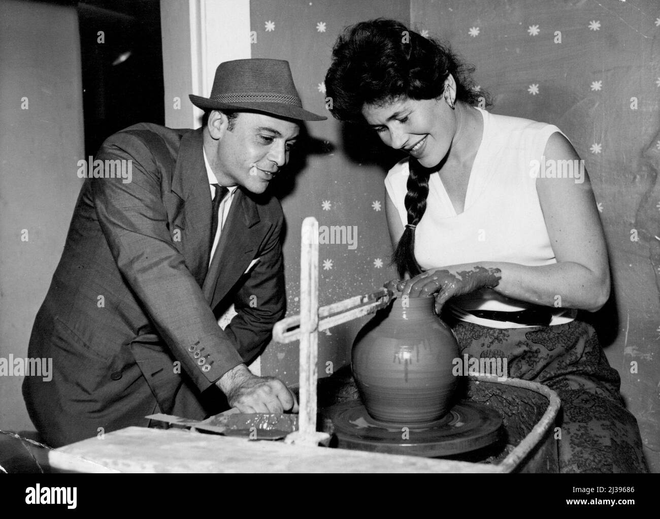 L'acteur et la roue de la poterie - acteur et expert en poterie Herbert LOM montres comme un ornement prend progressivement forme dans les mains sensibles de Mme Brigitta Appleby (qui est en partenariat avec Mme Lewenstein qui, entre eux, dirige Briglin Pottery) dans l'atelier de Baker Street. Une partie de la poterie fine de l'entreprise a fait l'objet d'une exposition dans un célèbre magasin Tottenham court Road (Heals) et d'autres voyagent aux États-Unis en tant que représentants de la poterie britannique. Un nouveau genre de poterie individuelle et créative se fait progressivement sentir comme la compagnie de poterie de Briglin se sont fait leur amende Banque D'Images