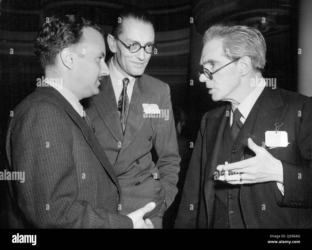 Ils vont parler de vols vers la Lune -- Senor T. mur (Espagne), M. R.A. Smith (British Interplanétaires Society) et le professeur A.M. Low, le célèbre scientifique britannique, discuteront ensemble lors d'une réception en liaison avec le deuxième Congrès international sur l'astronautique organisé par la British Interplanétaires Society. Cinquante scientifiques, la plupart d'entre eux travaillant sur la recherche de fusée, et prévoit des vols à destination de ***** La Lune, sont présents. 3 septembre 1951. Banque D'Images