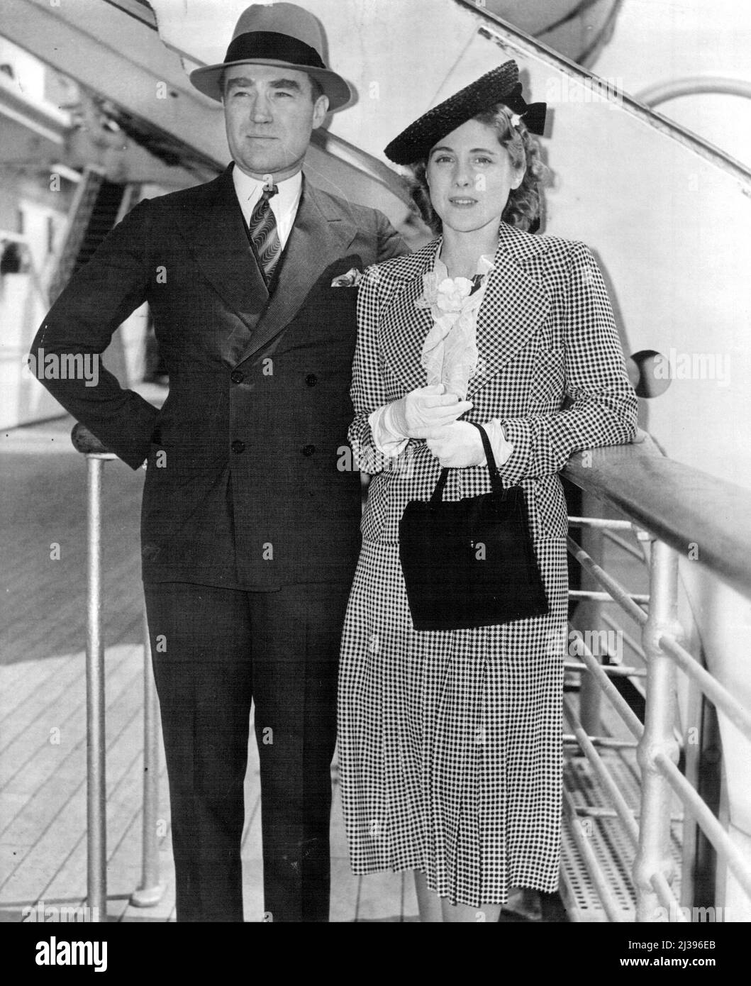 Femme de carrière (troisième des douze) -- rarement photographiée ensemble, Henry Luce et Clare Boothe Luce sont montrés comme ils sont arrivés à New York de l'Europe à bord du paquebot Queen Mary en 1938. Avec son mari actuel, Henry Luce, l'éditeur réputé, à bord de la reine Marie en 1938. 20 février 1953. (Photo de United Press). Banque D'Images