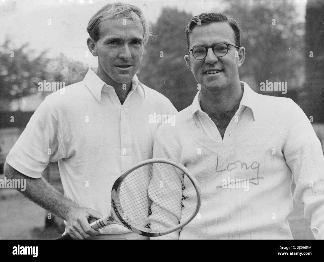 Poids perdu -- John Bromwich et Colin long photographiés à Wimbledon. Des câbles récents ont déclaré que la perte de poids de Bromwich avait alarmé les coéquipiers. Il a l'air plus fin sur cette image que lors de la dernière saison australienne. 29 juin 1947. Banque D'Images