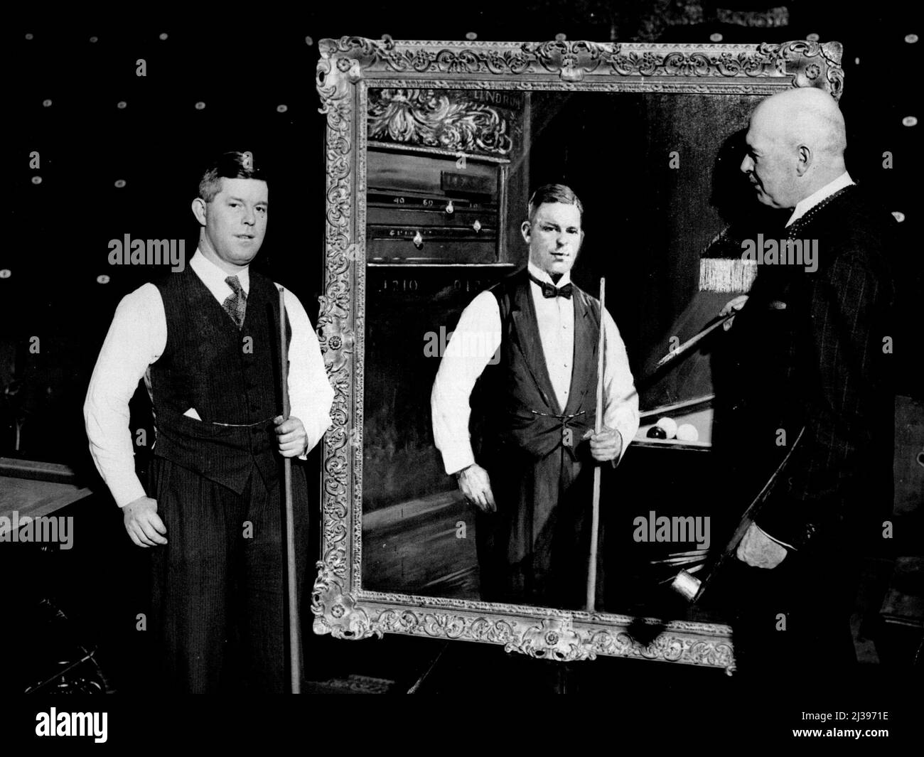 Portrait de Billiards Player for Nation -- le capitaine Longstaffe mettant la touche finale à son portrait, à Thurston Leicester Square, Londres, ce matin. Capitaine Longstaffe l'artiste qui a peint la célèbre photo de Menin Gate peint un portrait de Walter Lindrum, le célèbre joueur australien de billard, à Londres. Le portrait doit être acheté par un certain nombre d'Australiens, et sera présenté à la nation australienne. 14 décembre 1932. (Photo de London News Agency photos Ltd.) Banque D'Images