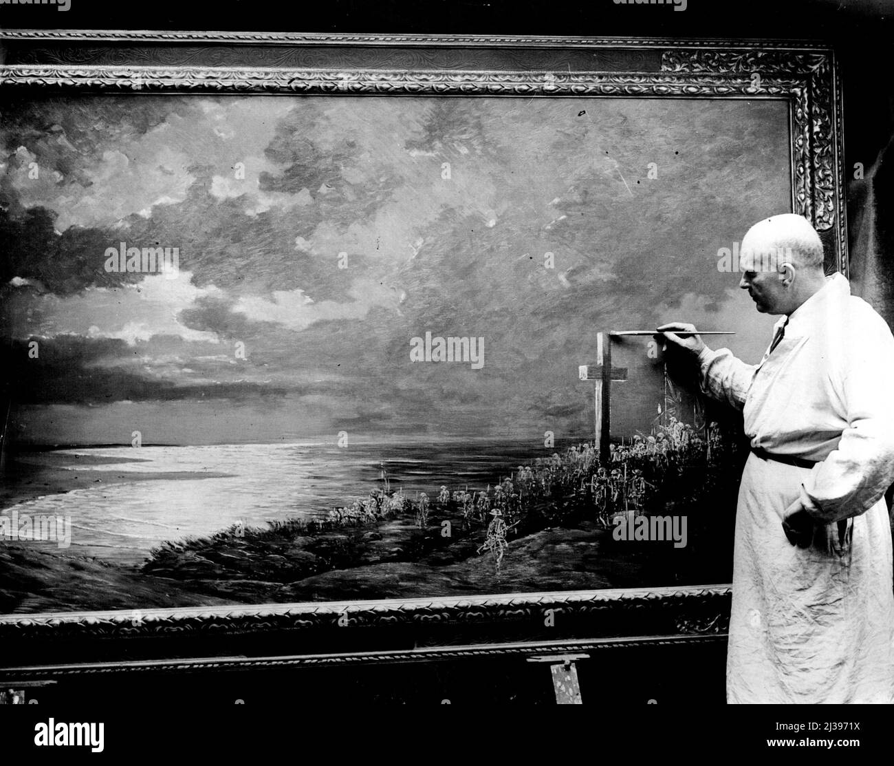 Une grande photo de la nouvelle guerre « ça rime » -- M. Longstaff travaille sur les touches finales de l'image aujourd'hui dans son studio de Londres. M. William Longstaff, l'artiste de guerre officiel australien, dont la peinture symbolique fantôme pour commémorer l'ouverture de la porte Menin est connue de milliers en Australie et en Angleterre, vient de compléter une autre grande toile. Appelée « remise de la flamme », elle représente une fête de « Tommies » fantomatiques sur la côte de sable bas du nord de la France, en regardant de nouveau vers l'Angleterre. 16 septembre 1931. (Photo par Photopress) Banque D'Images