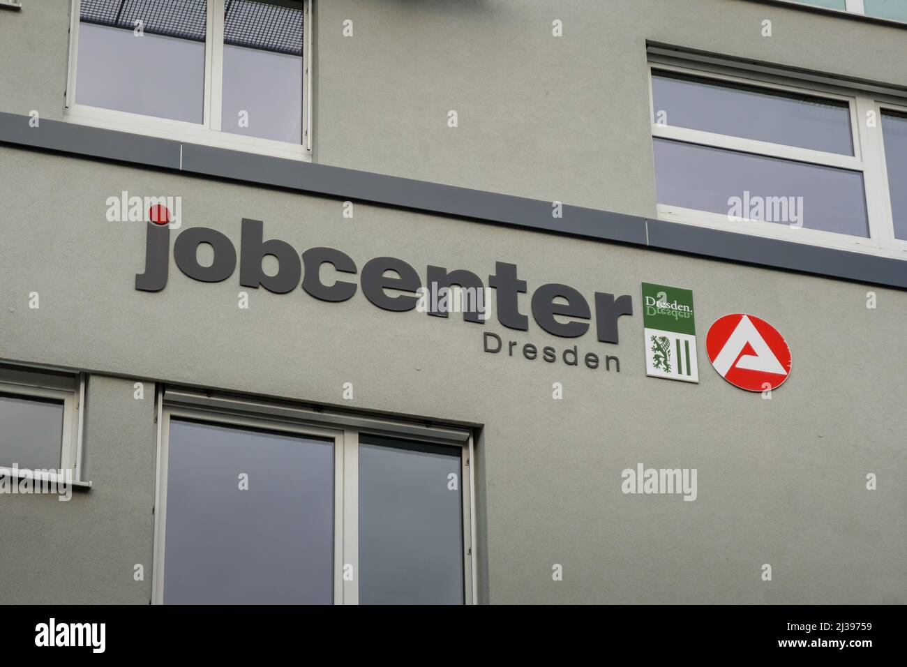Logo Jobcenter sur la façade du bâtiment. Agence pour l'emploi pour aider les gens à trouver un nouvel emploi. Une entreprise gouvernementale pour réduire le chômage Banque D'Images