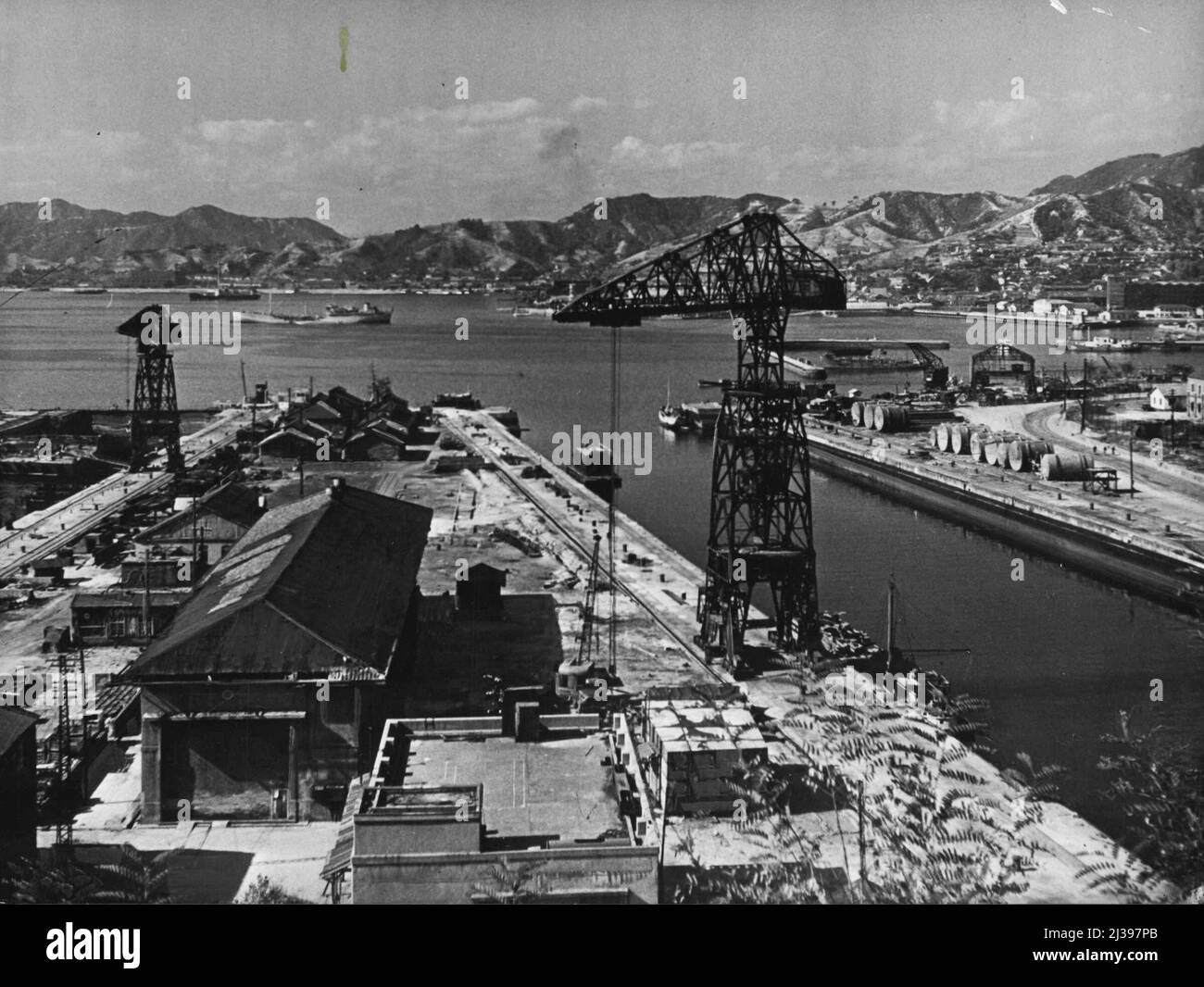 Kure Harbour, Japon -- l'une des anciennes bases navales clés du Japon est actuellement à la base de toutes les forces britanniques au Japon. La terre vue au loin est la préfecture d'Hiroshima. 1 juillet 1953. (Photo par Camera Press). Banque D'Images