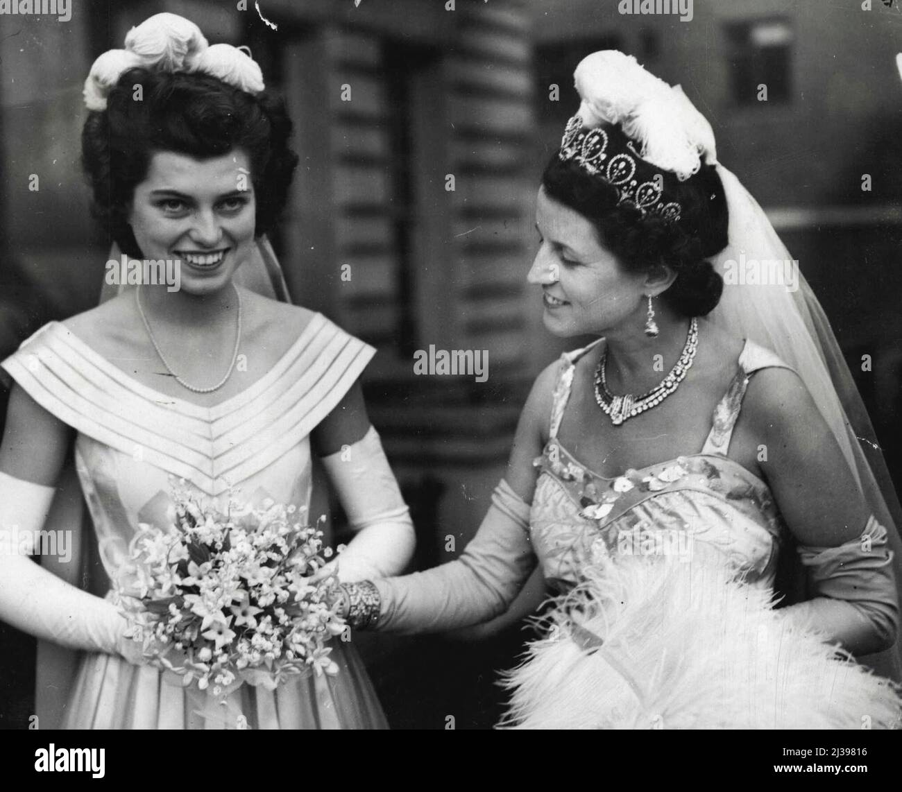 La femme de l'ambassadeur des États-Unis présente sa fille à la Cour -- Mme Kennedy donne les dernières touches à la robe de sa fille, comme ils sont partis pour le Palais hier soir. Eunice, fille de 17 ans de M. Joseph Kennedy, ambassadeur des États-Unis à Londres, a été présentée hier soir par sa mère au Palais de Buckingham. 13 juillet 1939. (Photo de Keystone). Banque D'Images