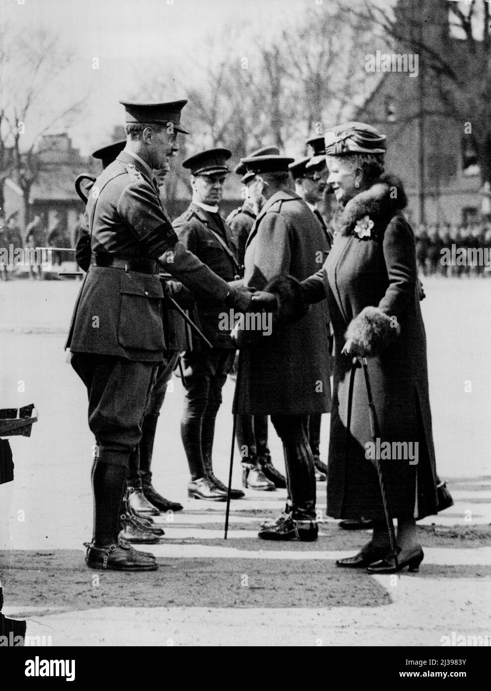 Les troupes de la reine Bids se disent au revoir après l'inspection à Alder Shot - la reine dit au revoir après l'inspection. Le roi et la reine se sont enfuis de Windsor aujourd'hui le 22 avril et ont passé quatre heures avec les troupes du commandement d'Aldershot, au cours desquelles ils ont assisté à une démonstration spectaculaire avec des chars, des voitures blindées, des mitrailleuses et du matériel antiaérien, etc. Janvier 1, 1932. (Photo de la presse associée). Banque D'Images