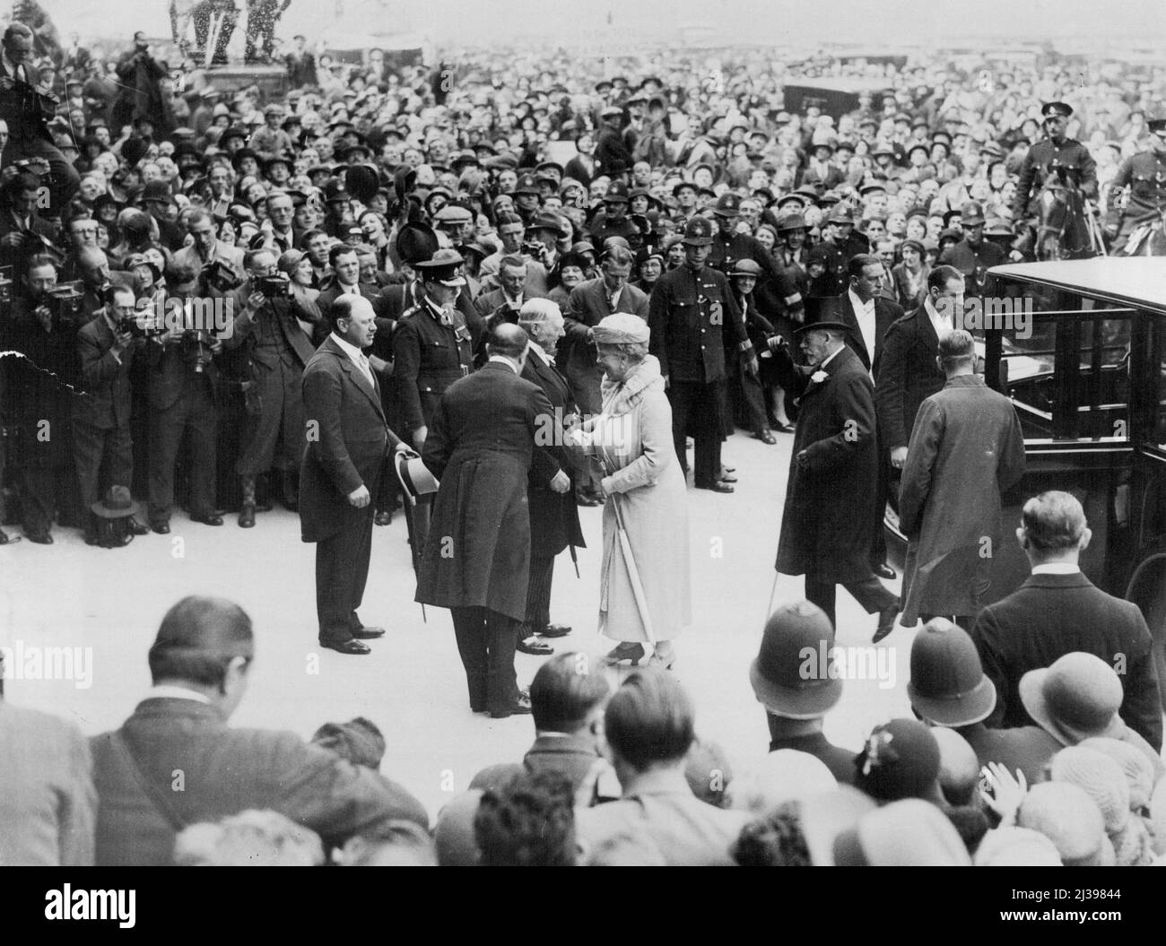 Famille royale à Epsom -- leur majesté le roi et la reine arrivant. Le roi et la reine ainsi que d'autres membres de la famille royale se sont rendus aujourd'hui à Epsom pour voir le Derby. 1 juin 1932. Banque D'Images