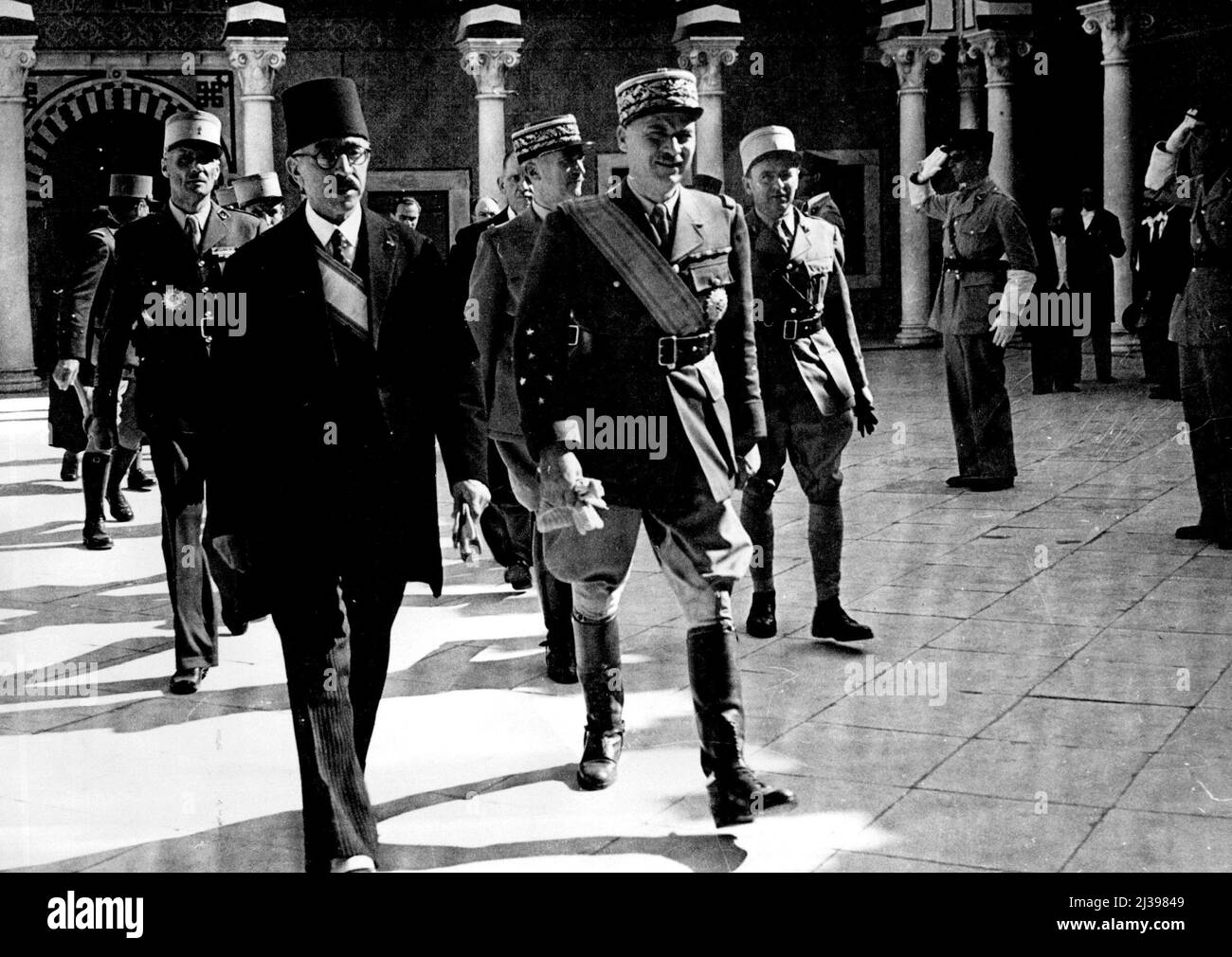 Installation de la nouvelle baie de Tunis. Les genres Juin marchent dans la cour du Palais après la cérémonie. Par ordre du général Giraud, Sidi Moncef Pasha, Bey de Tunis a été destitué et le Bey du Camp. Sidi Lamine, oncle du Bey déchu nommé comme son successeur. Le nouveau Bey était accompagné du général Juin à la réception avant son investiture au Palais de Bardo. Mai 1,1943. (Photo par British Official Photograph). Banque D'Images
