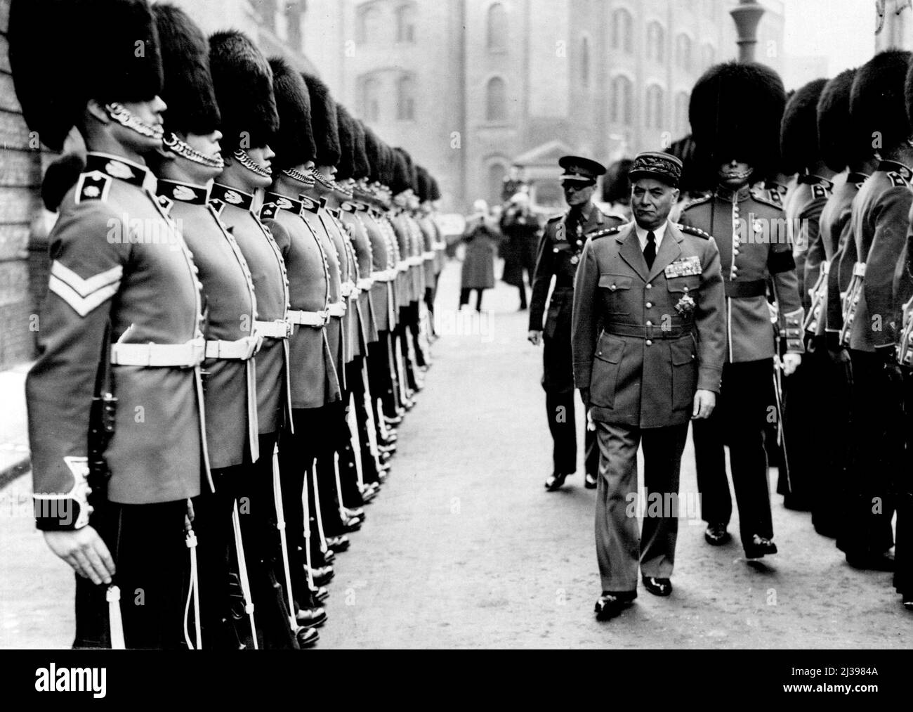 Le général Juin inspecte les gardes. Le général Juin, commandant en chef des Forces terrestres d'Europe occidentale, inspecte les hommes des 2nd. Bataillon, Scots Guards, à son arrivée à la gare Victoria de Londres. Le général Juin, de France, sera à Londres pendant trois jours, pendant lesquels il rencontrera M. Churchill et les chefs d'état-major. 5 mai 1952. Banque D'Images