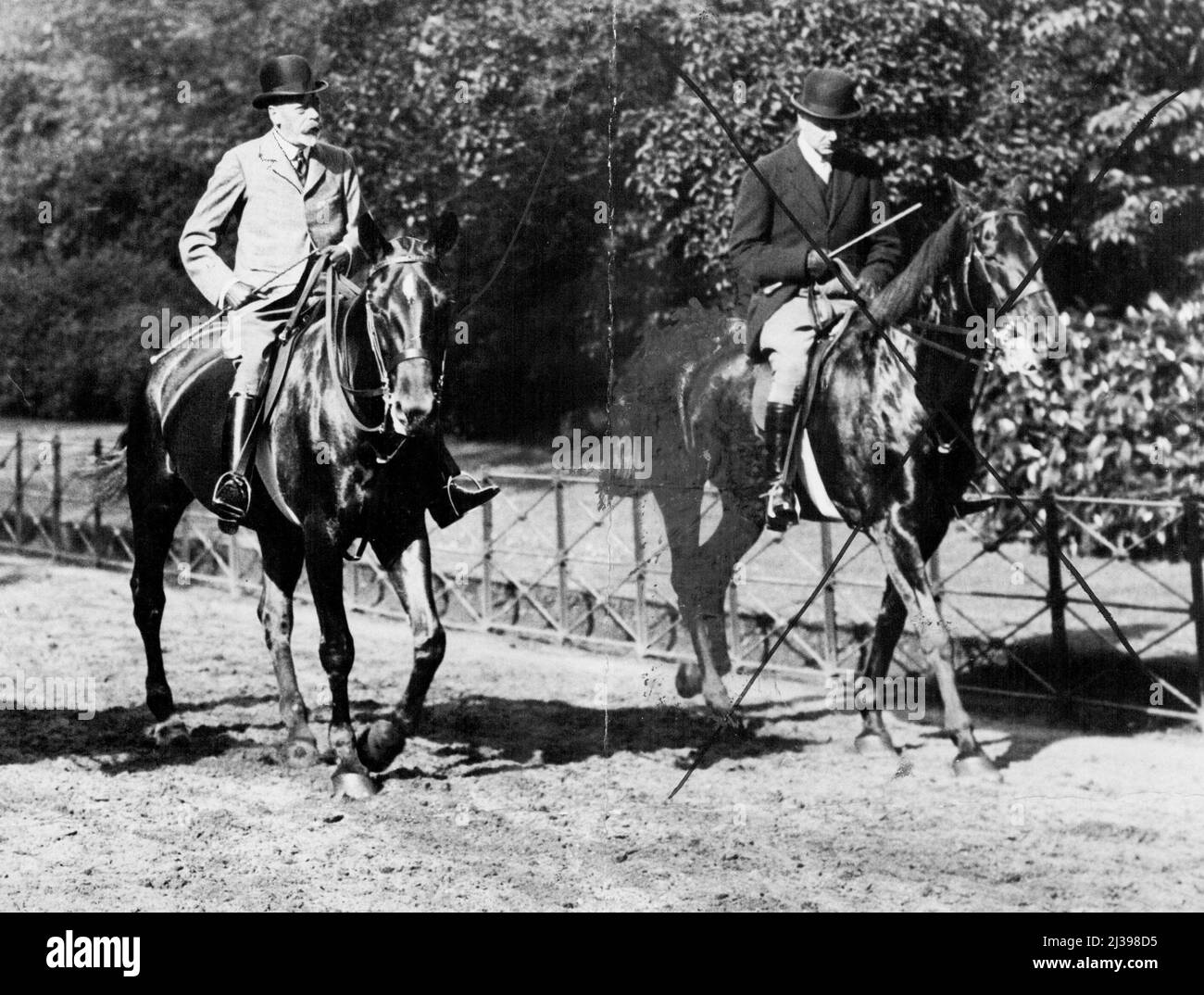 Le roi dans la rangée. Le roi à cheval dans la rangée ce matin au petit soleil. 30 mai 1931. (Photo par Photopress). Banque D'Images