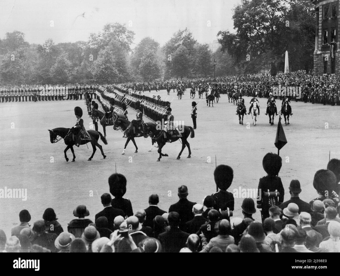 Le roi au Trooping de la couleur. H. M. le Roi, suivi par le Prince de Galles et le Duc de York qui se rend à la base de salinisation pour la cérémonie du Trooping de la couleur. 9 juin 1931. (Photo par Photopress). Banque D'Images