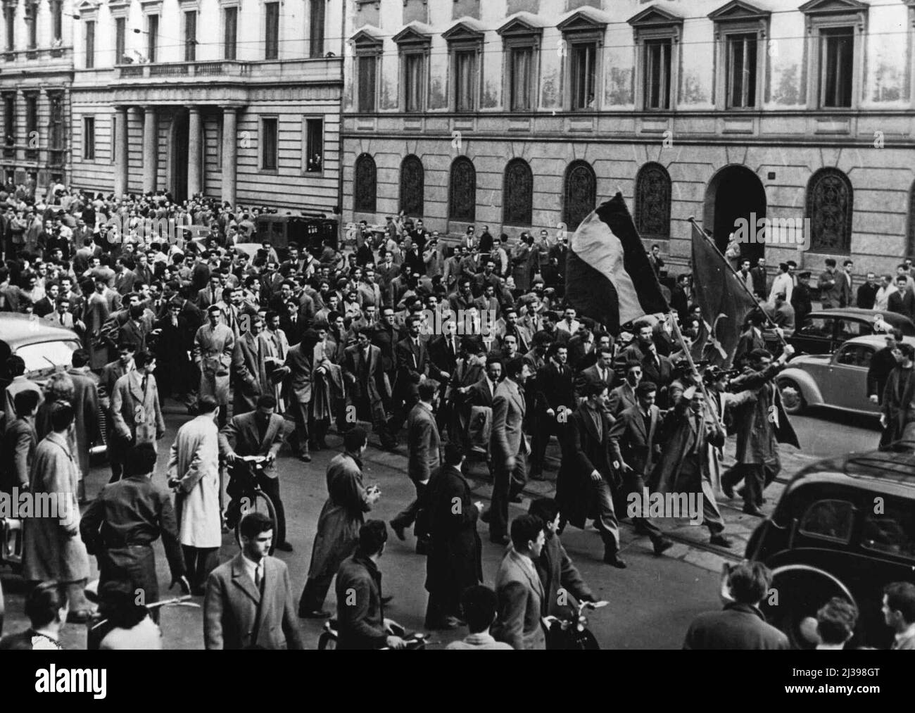 Milan montre au-dessus de Trieste - les étudiants marchent avec des drapeaux à la place de la cathédrale à Milan pendant les manifestations au-dessus de Trieste. Les émeutes ont commencé à Trieste le 20th mars.- le quatrième anniversaire de la déclaration britannique sur le retour du territoire en Italie. Ceux-ci se sont poursuivis à Trieste pendant plusieurs jours avec de nombreuses blessures et ont ensuite été pris dans la plupart des grandes villes d'Italie. À Milan, les étudiants ont manifesté sur la place de la cathédrale devant le consulat britannique. L'administration du territoire libre de Trieste reste sous contrôle international et est Banque D'Images