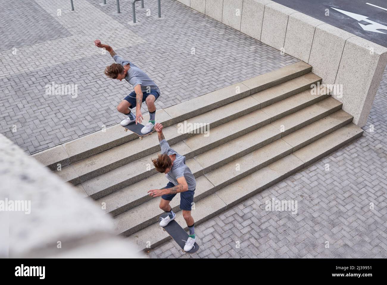 Le patinage est plus qu'un passe-temps. Photo de skateboarders dans la ville. Banque D'Images