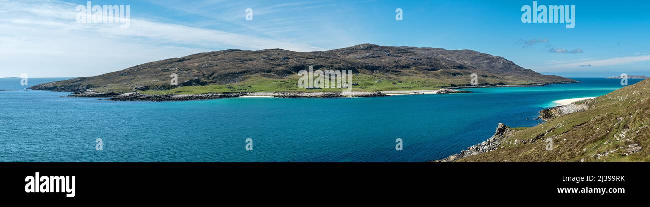Vue panoramique de la petite et éloignée île Hebridean de Scarp et Caolas an Scarp, vue de Hushinish sur l'île de Harris, Écosse, Royaume-Uni Banque D'Images