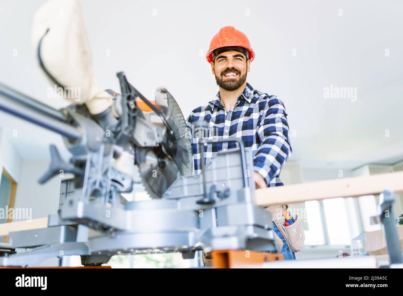 Emploi charpentier au travail sur l'aide de power tool Banque D'Images
