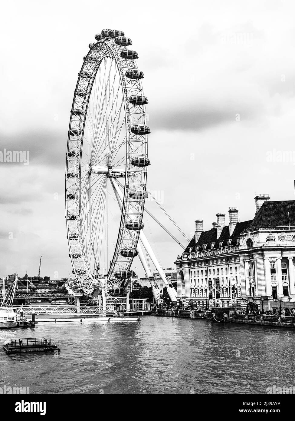Photo verticale en niveaux de gris du London Eye (roue du millénaire) et de la Tamise Banque D'Images