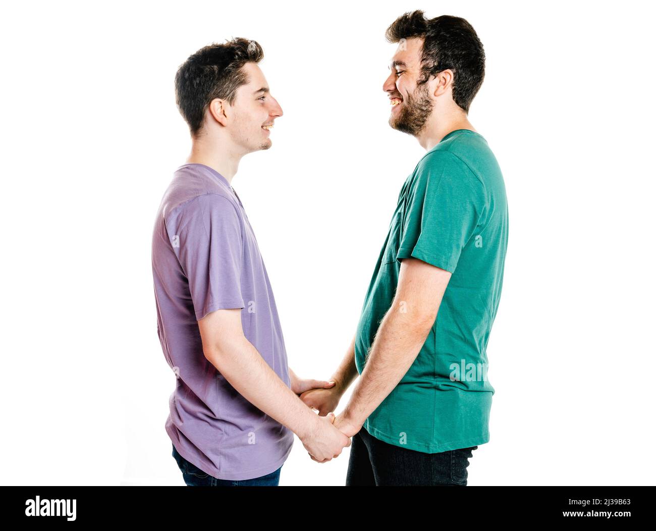 Jeune couple gay debout ensemble sur fond isolé Banque D'Images