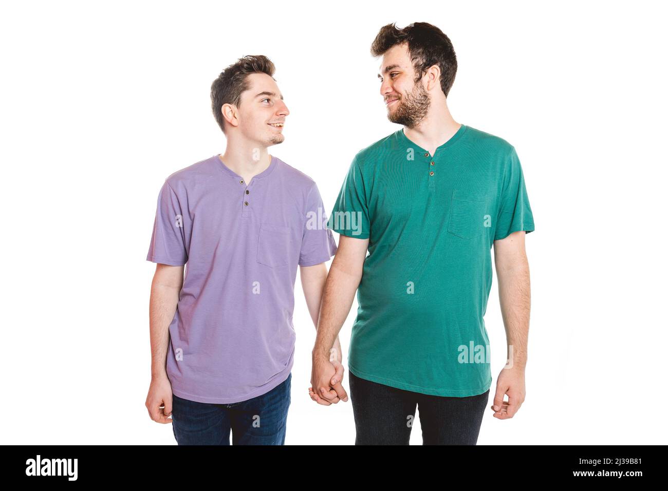 Jeune couple gay debout ensemble sur fond isolé Banque D'Images