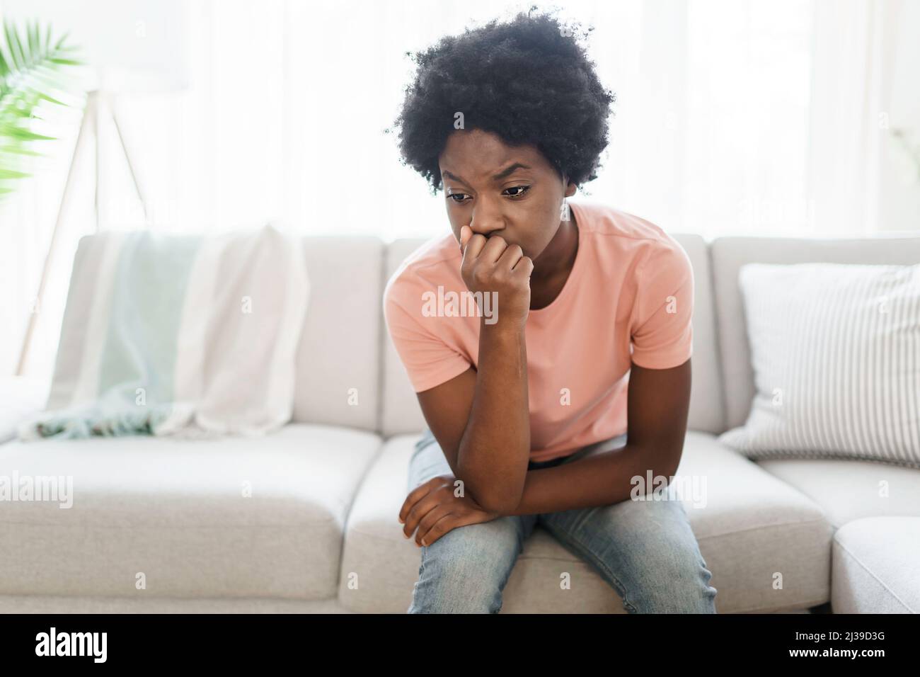 Jeune femme en stress sur le salon Banque D'Images
