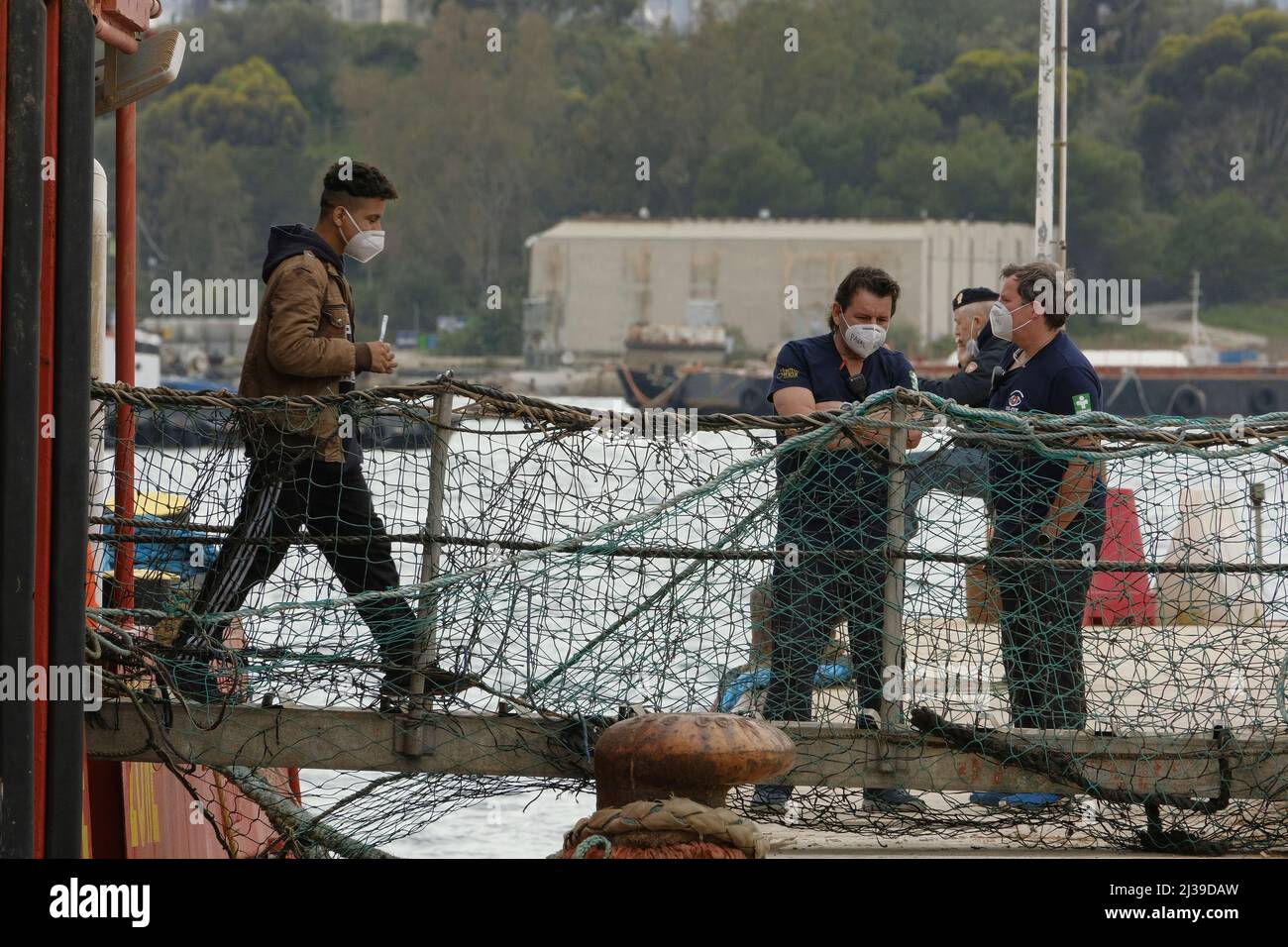 Augusta, Sicile, Italie 6 avril 2022. Le navire de l'ONG allemande Sea-Eye 4 s'est amarré dans le port d'Augusta avec 106 migrants secourus dans la Méditerranée centrale. Parmi les migrants secourus, d'Égypte, du Nigéria, du Soudan, du Sud-Soudan et de Syrie, il y a aussi 22 enfants. Banque D'Images