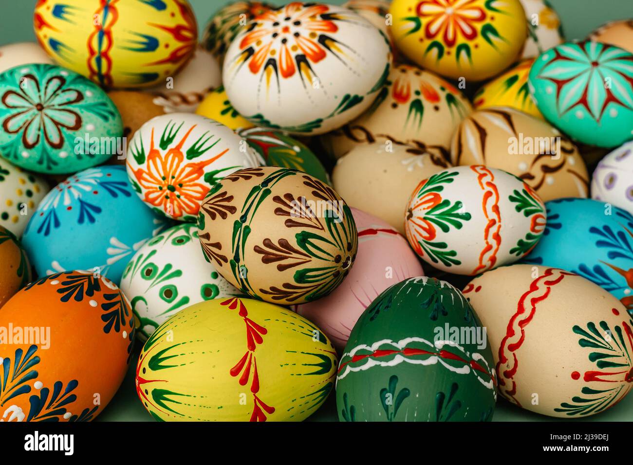 Joyeuses Pâques. Coloré peint à la main œufs de Pâques décorés. Artisanat de Pâques fait à la main. Décor de printemps. Tradition festive pour l'Europe de l'est Banque D'Images