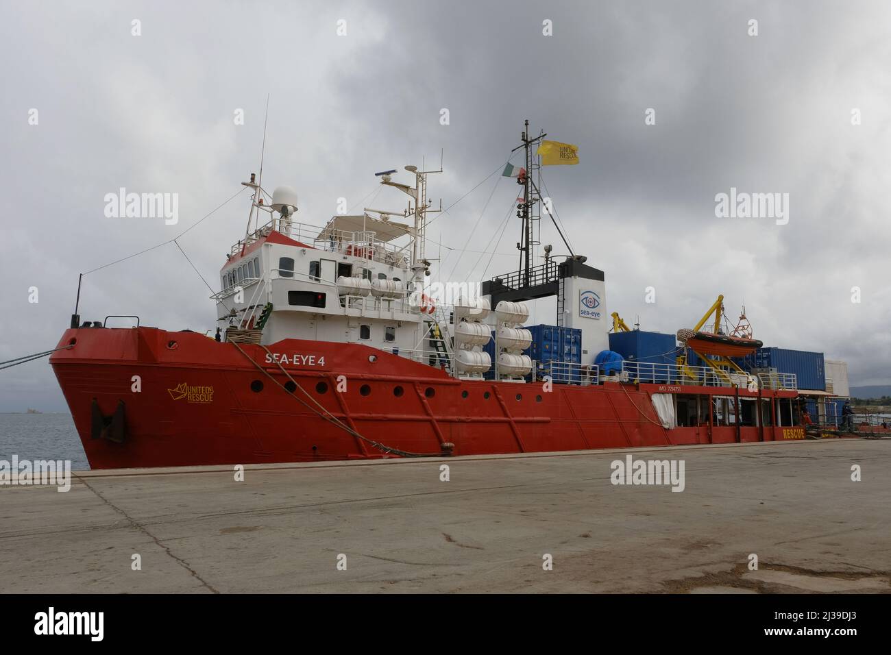 Augusta, Sicile, Italie 6 avril 2022. Le navire de l'ONG allemande Sea-Eye 4 s'est amarré dans le port d'Augusta avec 106 migrants secourus dans la Méditerranée centrale. Parmi les migrants secourus, d'Égypte, du Nigéria, du Soudan, du Sud-Soudan et de Syrie, il y a aussi 22 enfants. Banque D'Images