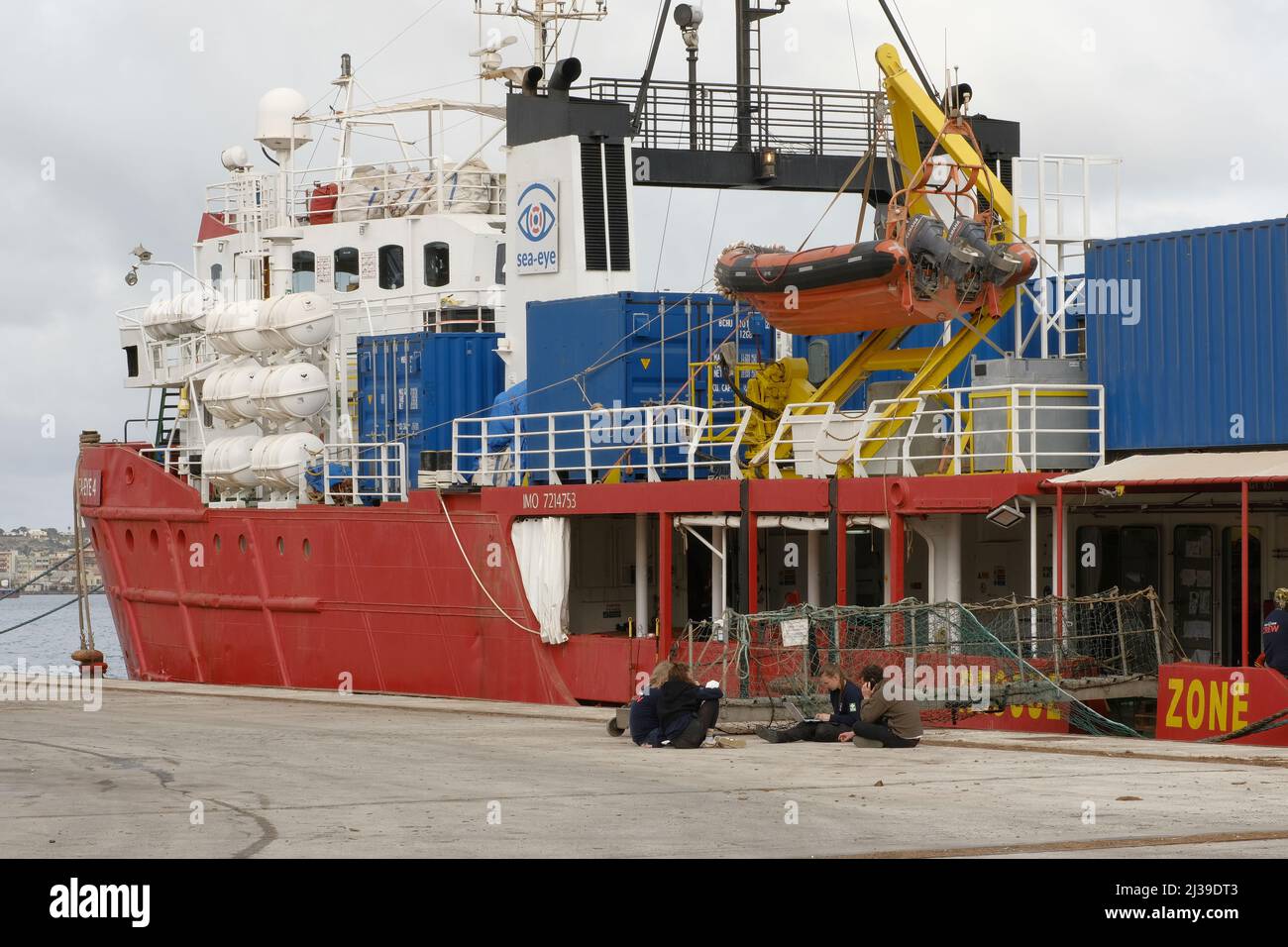 Augusta, Sicile, Italie 6 avril 2022. Le navire de l'ONG allemande Sea-Eye 4 s'est amarré dans le port d'Augusta avec 106 migrants secourus dans la Méditerranée centrale. Parmi les migrants secourus, d'Égypte, du Nigéria, du Soudan, du Sud-Soudan et de Syrie, il y a aussi 22 enfants. Banque D'Images