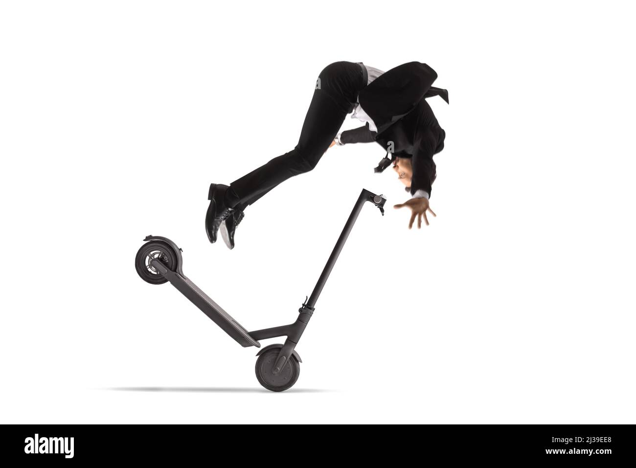 Accident avec un scooter électrique et un homme d'affaires tombant isolé sur fond blanc Banque D'Images