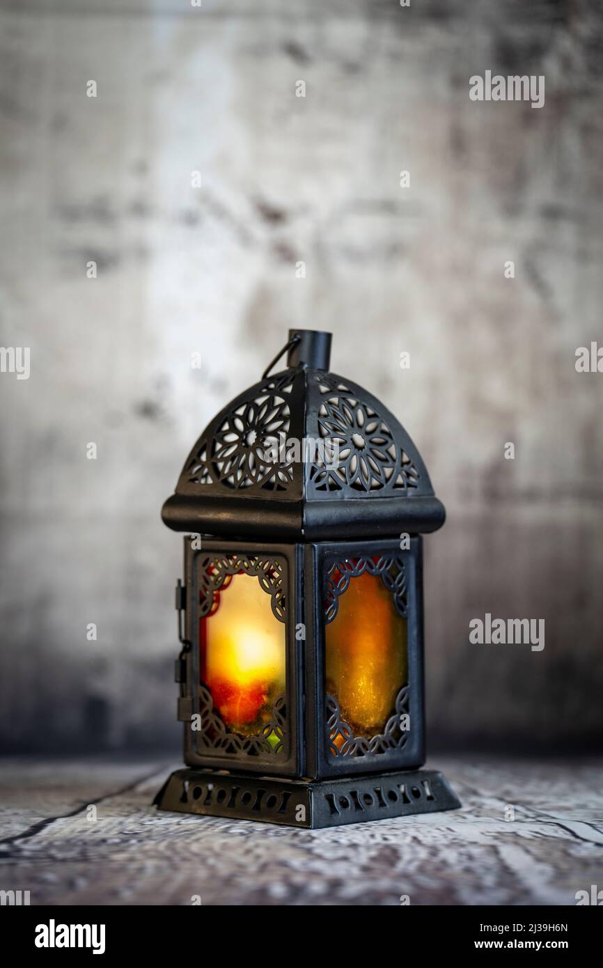 La lanterne du Ramadan s'illumine dans une ambiance vintage ou un  environnement Photo Stock - Alamy