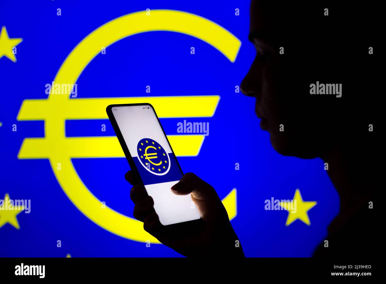 Dans cette illustration, la silhouette d'une femme est dotée d'un smartphone avec le logo de la Banque centrale européenne (BCE) affiché à l'écran et en arrière-plan. Banque D'Images