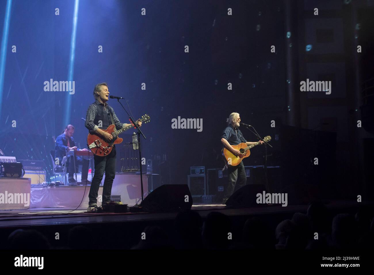 Toronto, Canada. 04th avril 2022. Jim Cuddy et Keelor, membres du groupe de rock country canadien Blue Rodeo, se présentent à un spectacle complet au Massey Hall de Toronto. (Photo par Angel Marchini/SOPA Images/Sipa USA) crédit: SIPA USA/Alay Live News Banque D'Images