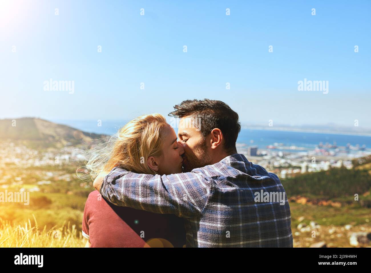 Il s'agit de qui vous le partagez Photo d'un jeune couple affectueux en plein air. Banque D'Images